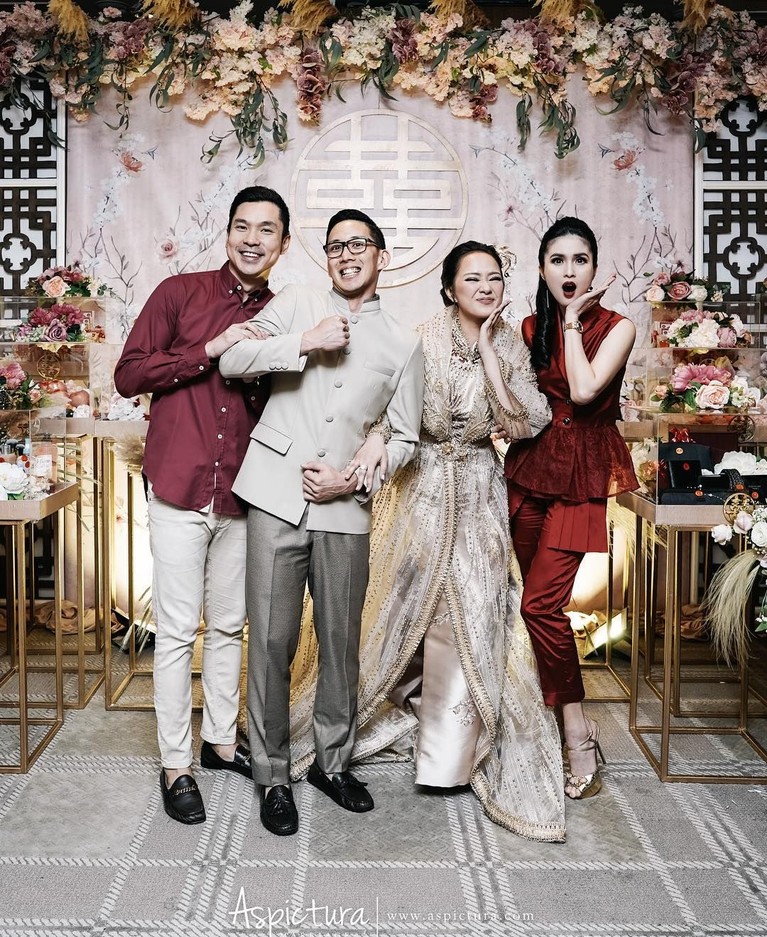 6 Potret Yuanita Christiani Jalani Sangjit Jelang Nikah Menjelang hari bahagianya, Yuanita Christiani dan sang calon suami menjalani serangkaian prosesi sangjit. Bak seorang putri, yuk intip foto Yuanita dan Indra!