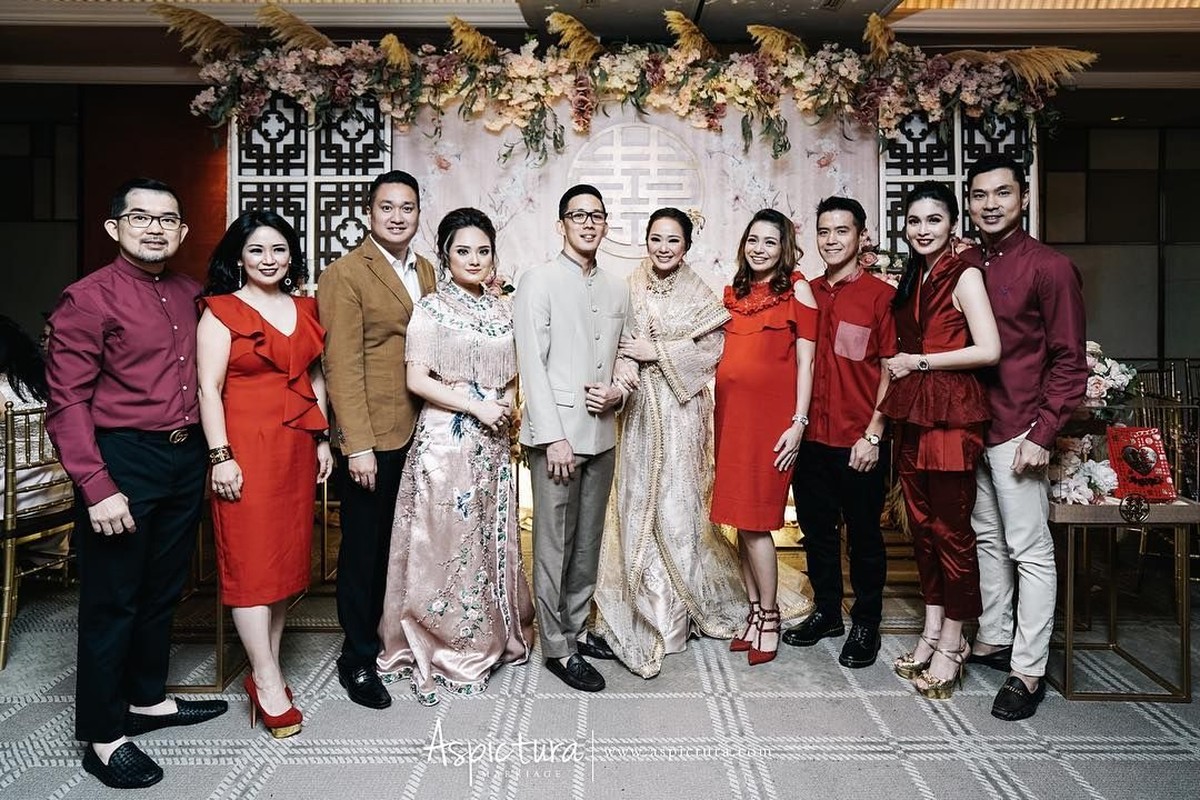 Menjelang hari bahagianya&comma; Yuanita Christiani dan sang calon suami menjalani serangkaian prosesi sangjit&period; Bak seorang putri&comma; yuk intip foto Yuanita dan Indra&excl;