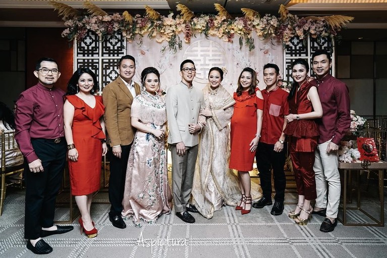 6 Potret Yuanita Christiani Jalani Sangjit Jelang Nikah Menjelang hari bahagianya, Yuanita Christiani dan sang calon suami menjalani serangkaian prosesi sangjit. Bak seorang putri, yuk intip foto Yuanita dan Indra!