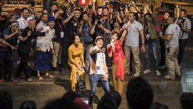 FOTO: Marc Marquez Joget dan Main Angklung di Bandung