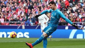 Courtois Dilempari Fan Atletico Tikus Mainan di Derby Madrid