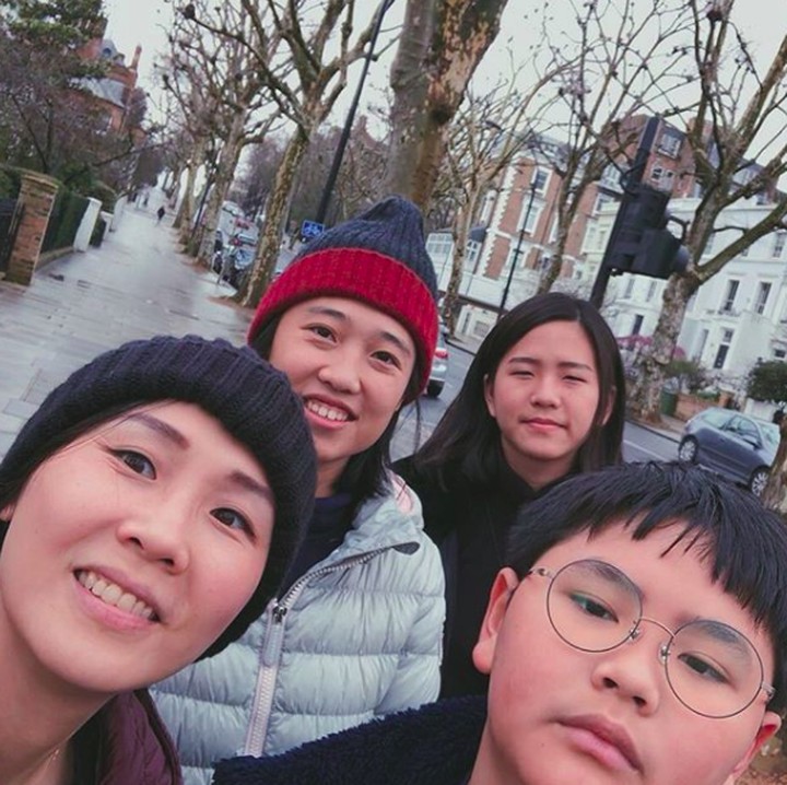 <p>Throwback saat liburan bersama Nathania, Daud dan saudaranya. Bunda Veronica justru yang inisiatif nih untuk foto wefie. (Foto: Instagram @nata.decoco17)</p>