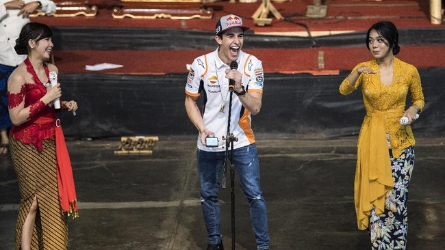 Juara bertahan MotoGP Marc Marquez unjuk kebolehan bermain angklung hingga berjoget dalam kunjungan ke Bandung.