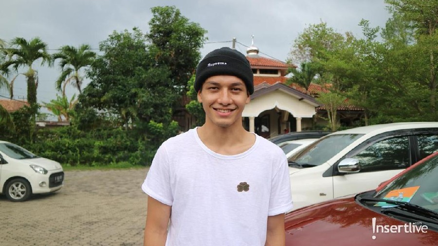 Kak Seto Hibur Anak Korban Bencana, Jefri Nichol Tersentuh Jefri Nichol mengaku tersentuh saat melihat Kak Seto menghibur anak-anak korban bencana di Pandeglang, Banten.