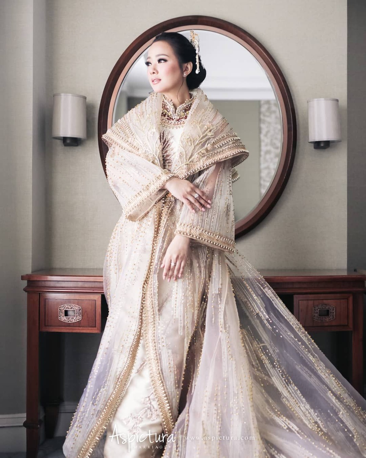 Menjelang hari bahagianya&comma; Yuanita Christiani dan sang calon suami menjalani serangkaian prosesi sangjit&period; Bak seorang putri&comma; yuk intip foto Yuanita dan Indra&excl;