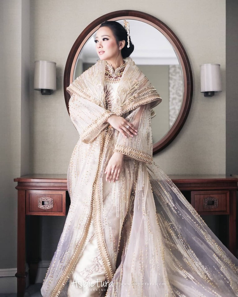 Menjelang hari bahagianya, Yuanita Christiani dan sang calon suami menjalani serangkaian prosesi sangjit. Bak seorang putri, yuk intip foto Yuanita dan Indra!