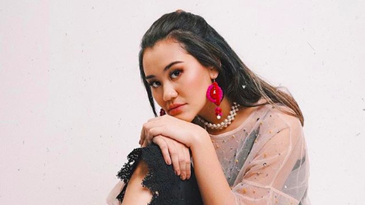 Kerinduan Putri Adjie Massaid pada Almarhum Sang Ayah Zahwa dan Aaliyah Massaid tak mampu menahan rasa kangen pada almarhum ayah tercinta.