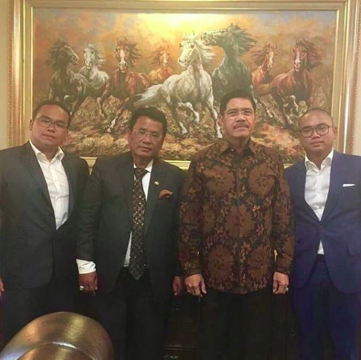 <p>Frank dan Fritz, putra Hotman Paris mengikuti jejak ayahnya terjun di dunia hukum. Mereka lulus dari sekolah hukum di luar negeri. (Foto: Instagram @hotmanparisofficial)<br /><br /></p>