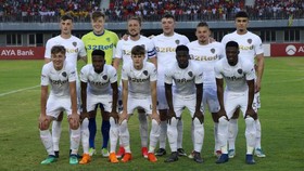 Alami Sakit Aneh, Winger Leeds United Dibawa ke Rumah Sakit
