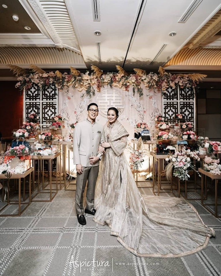 6 Potret Yuanita Christiani Jalani Sangjit Jelang Nikah Menjelang hari bahagianya, Yuanita Christiani dan sang calon suami menjalani serangkaian prosesi sangjit. Bak seorang putri, yuk intip foto Yuanita dan Indra!