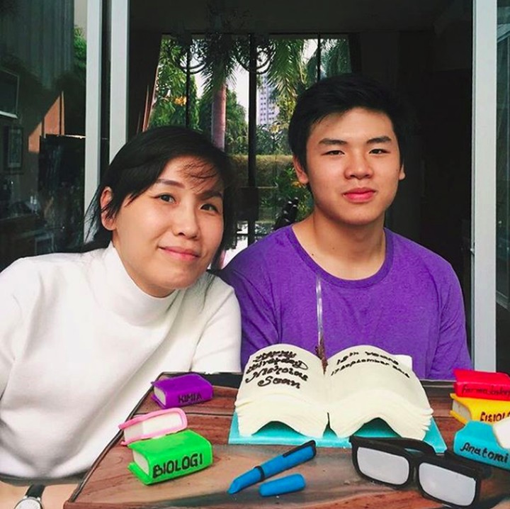 <p>Foto bersama Sean yang kala itu merayakan ulang tahun. Wajahnya mirip nggak, Bun? (Foto: Instagram @nachoseann)</p>