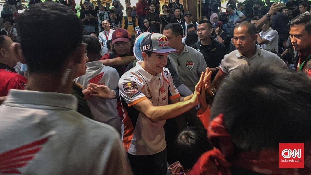 FOTO: Marc Marquez Joget dan Main Angklung di Bandung