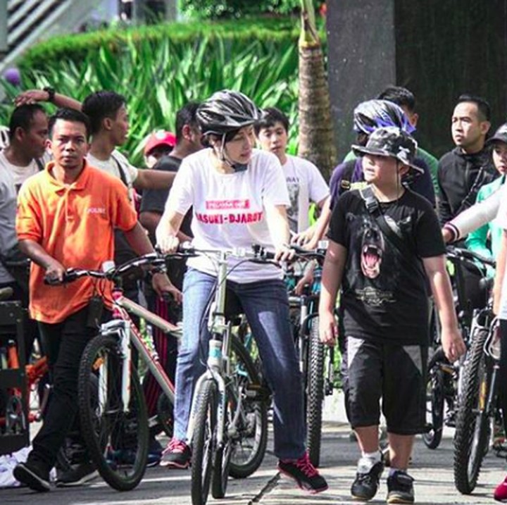 <p>Veronica bisa dibilang sosok ibu yang rajin olahraga. Ia pernah bilang kalau anak-anaknya agak sulit olahraga terutama Daud. (Foto: Instagram @veronicatan_official)</p>
