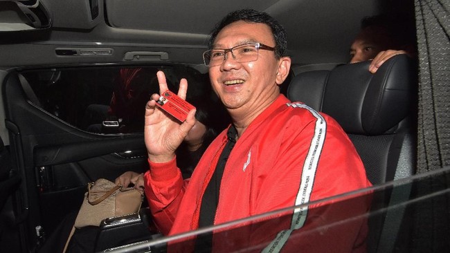 Ahok meluncurkan aplikasi untuk menyalurkan bansos online yang diklaim akan lebih dan transparan dan tak membuat menteri ditangkap.