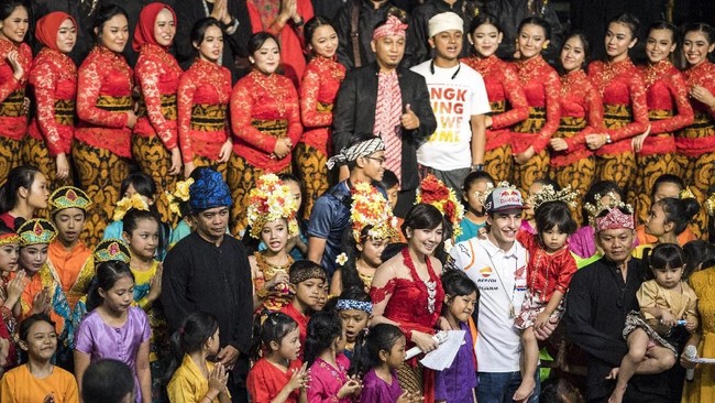 FOTO: Marc Marquez Joget dan Main Angklung di Bandung