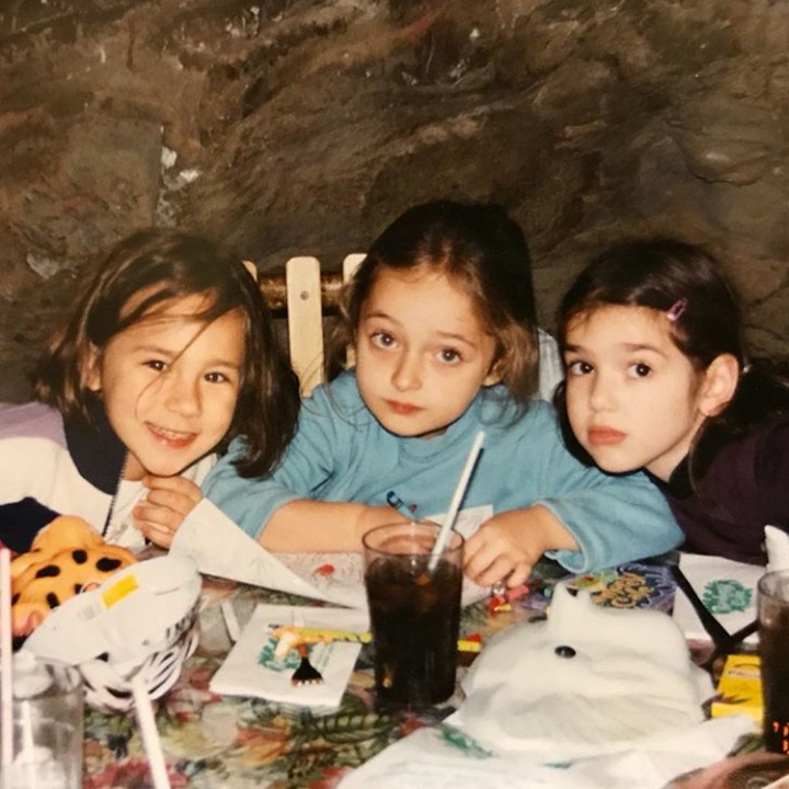 <p>Foto: instagramNah kalau ini potret Dua Lipa dengan sahabat baiknya ketika kecil. Bunda bisa tebak Hayo tebak, Dua Lipa yang mana? (Foto: Instagram @dualipa)  </p>