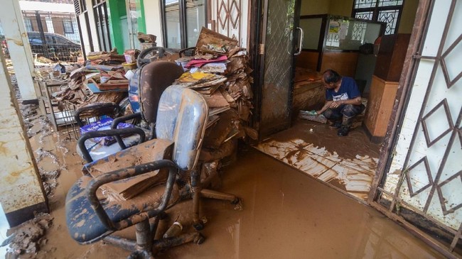 PLN Wilayah Papua dan Papua Barat mengaku masih memadamkan listrik di lokasi bencana banjir bandang di Sentani, demi memastikan keselamatan warga.