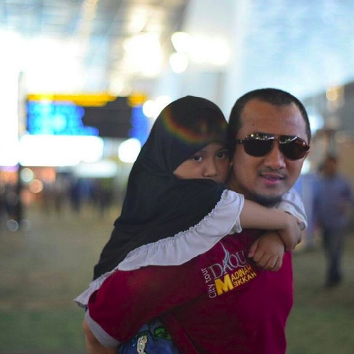 <p>Kalau lihat foto ini bikin hati adem ya. Ketika si kecil Aisyah meminta gendong pada ayah.</p>