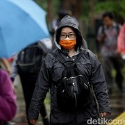 Kena Gerimis Lebih Bikin Gampang Sakit daripada Diguyur Air Hujan Sekalian, Benarkah?
