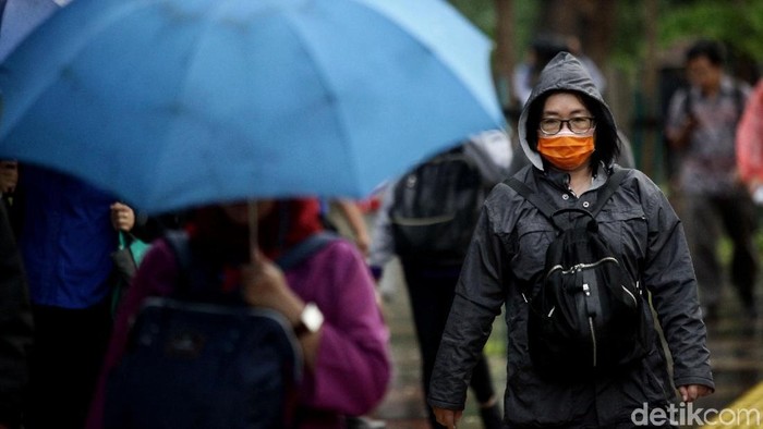 Kena Gerimis Lebih Bikin Gampang Sakit daripada Diguyur Air Hujan Sekalian, Benarkah?