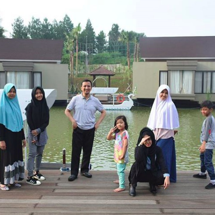 <p><a href="https://news.detik.com/berita/d-4420611/yusuf-mansur-bicara-keislaman-jokowi-pa-212-singgung-perlakuan-rezim?_ga=2.259490570.1822979178.1549724035-654698882.1548468357" target="_blank">Yusuf Mansur</a> bersama istrinya, Siti Maemunah dikaruniai lima anak, Wirda, Kun, Qumii, Haafidz dan Aisyah. Keluarga mereka selalu ramai dengan kehadiran lima buah hatinya.</p>