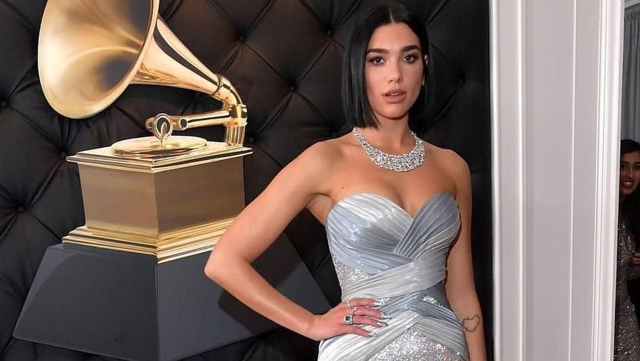 Untuk pertama kalinya, Dua Lipa memenangkan piala Grammy Awards 2019. Ia pun berteriak histeris usai mengetahui kemenangannya ini.