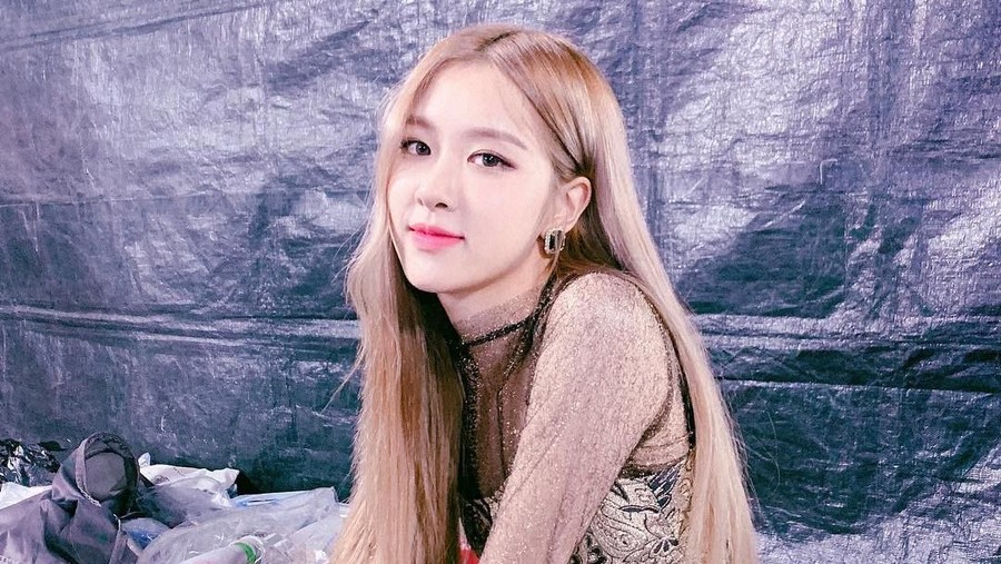 Rose BLACKPINK merayakan ulang tahun ke 22 tahunnya dengan memberikan kejutan untuk para penggemar. Seperti apa kejutannya?