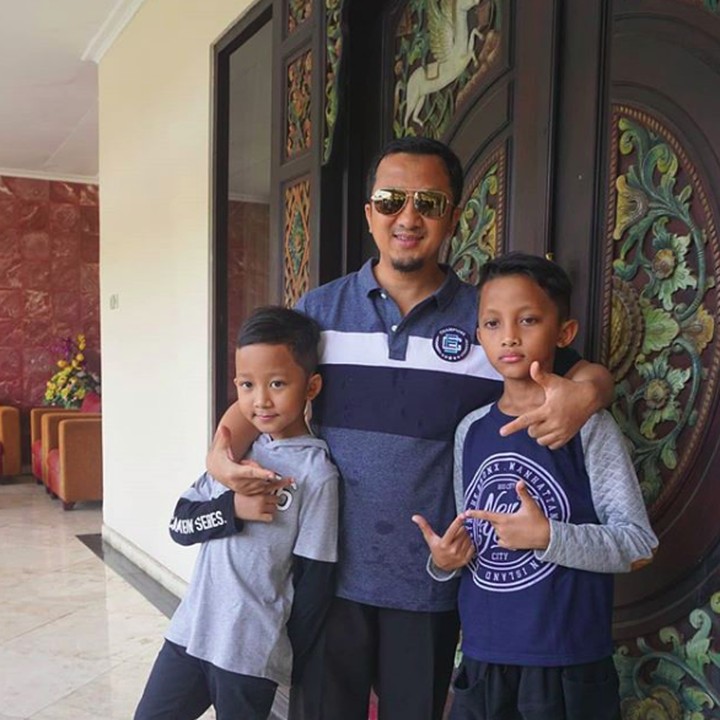 <p>Bersama dua jagoan ciliknya, Kun dan Haafidz. Kita doakan semoga sekeluarga sehat semua ya.</p>