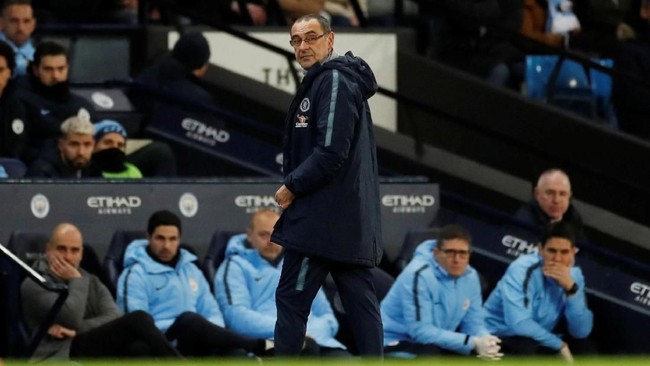 Maurizio Sarri tidak berjabat tangan dengan Pep Guardiola usai Chelsea kalah dari Manchester City di Stadion Etihad, Minggu (10/2).
