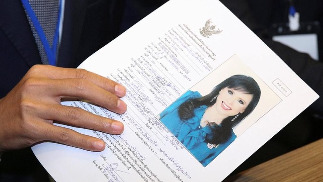Komisi pemilu Thailand mempertimbangkan pencalonan Putri Ubolratana menjadi perdana menteri usai Raja Maha Vajiralongkorn menentang rencana kakaknya tersebut.