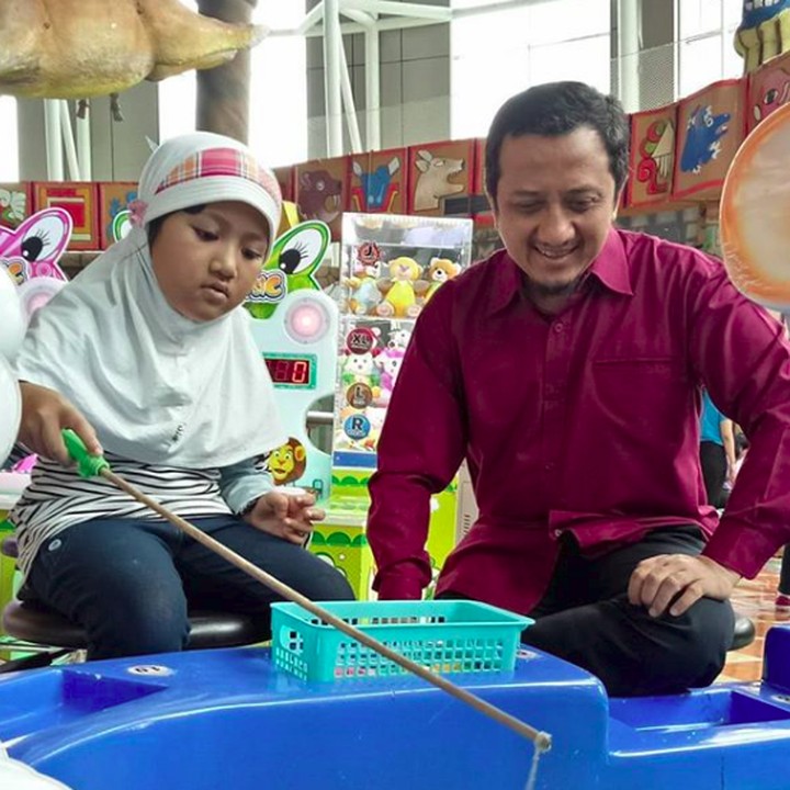 <p>Menemani si bungsu Aisyah mainan pancing. Si kecil pernah bermain ini juga, Bun?</p>