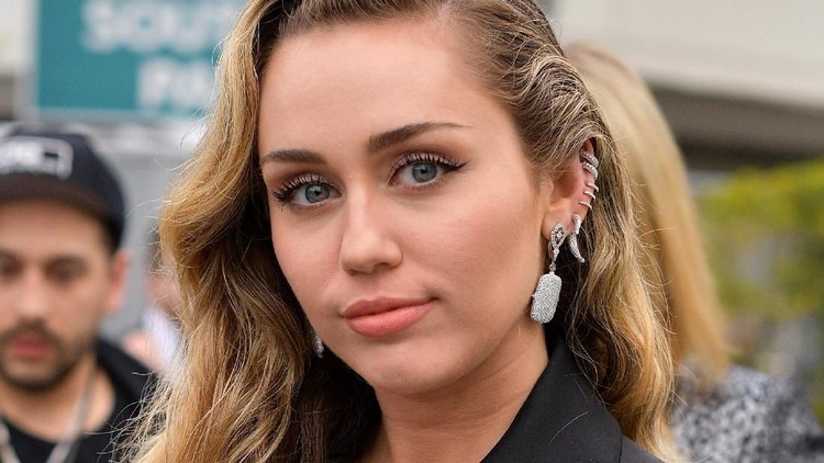 Ternyata, bila pasangan bekerja di bidang yang sama seperti Miley dan Liam, bisa saling membantu lho, Bun.