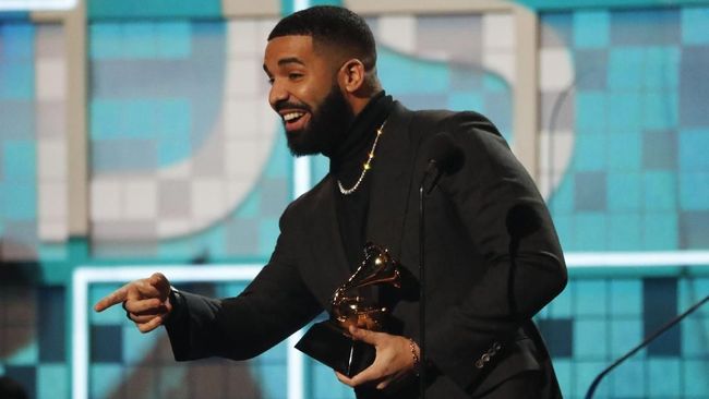 Rapper Drake secara tak terduga menyampaikan apresiasi pada Arya Stark (Maisie Williams) dalam 'Game of Thrones' dari atas podium Billboard Music Awards 2019.