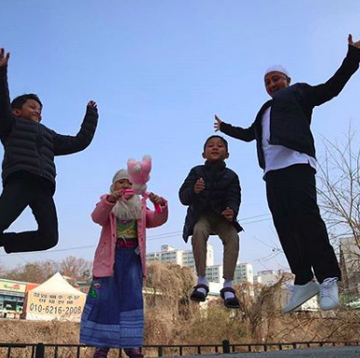 <p>Kompak banget nih, pose foto loncat bareng walau Aisyah sedikit ketinggalan, he-he-he.</p>