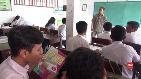 VIDEO: Guru Honorer di Gresik Dipersekusi Siswa
