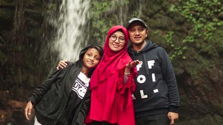 Jarang terekspos publik, berikut fakta-fakta istri Ustaz Mansur.