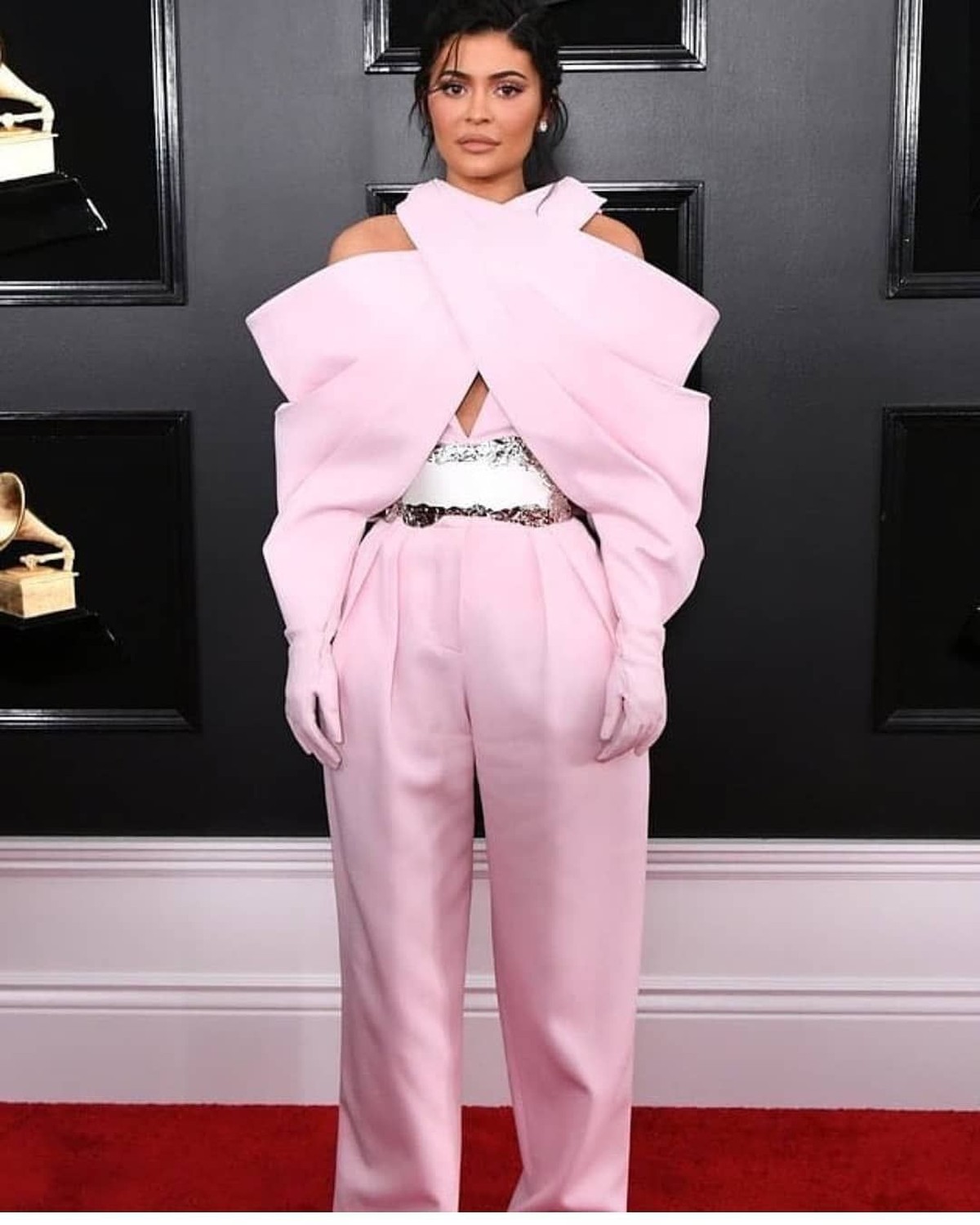 Jika ada seleb yang menggunakan guan terbaik&comma; ada pula seleb dengan gaun terburuk&period; Inilah deretan gaun terburuk Grammy Awards 2019 dilansir dari Cosmopolitan&period;