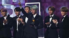 Busana Rancangan Dior Temani Rangkaian Tur BTS