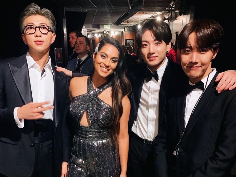 Tiga personel BTS, RM, Jeon Jungkook, dan J-Hope menyempatkan waktunya untuk berfoto dengan aktris sekaligus komedian asal Kanada, Lili Singh.