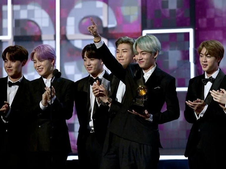 Selain menjadi bintang tamu, BTS juga ditunjuk untuk membawakan nominasi dalam kategori Best R&B Album dalam ajang Grammy Awards 2019.