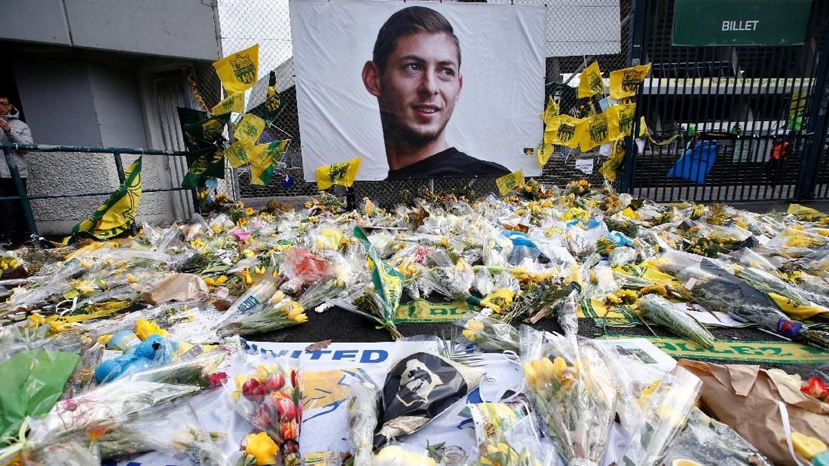 FOTO: Kuning Hijau Nantes Menjadi Hitam Demi Emiliiano Sala