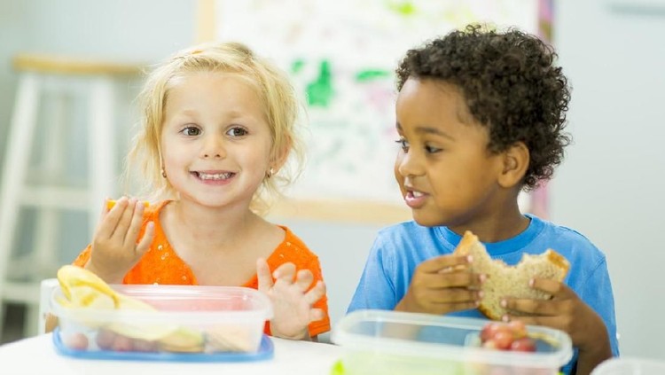 Tidak ingin anak mencamil makanan sembarangan? Berikut datar snack yang bisa Bunda buat sendiri di rumah.