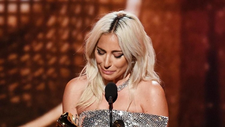 Tahun ini, Lady Gaga berhasil membawa pulang tiga buah piala Grammy. Ternyata dari kecil, Lady Gaga sudah pintar bermain musik.