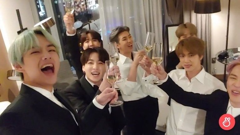 Kegembiraan terlihat jelas di wajah para personel BTS, yang sedang menikmati momen after party usai Grammy selesai.