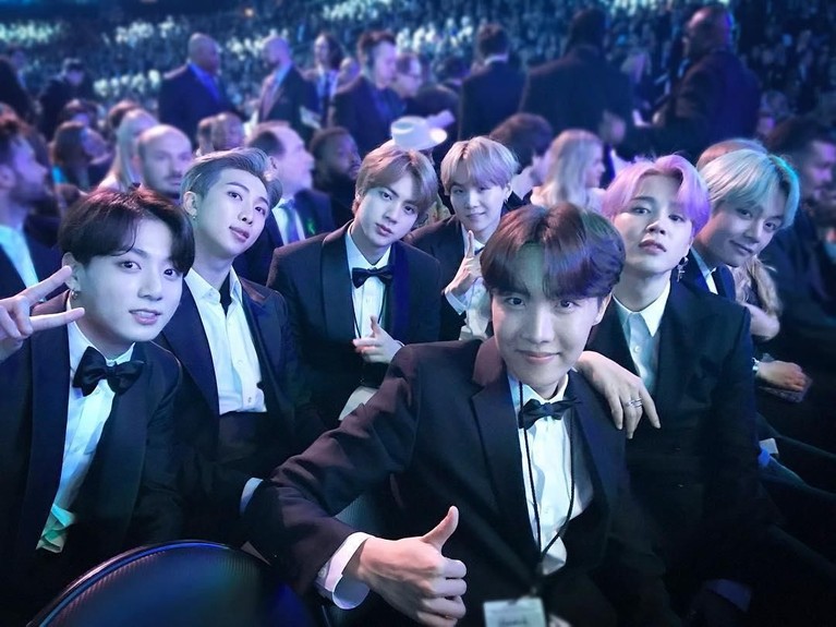 BTS sudah berada di tempat duduk mereka. Grup beranggota tujuh orang itu mendapatkan kursi di samping Miley Cyrus hingga Camila Cabello.