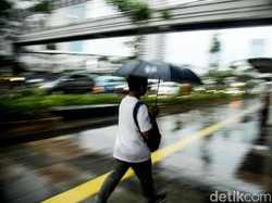 Hujan Guyur Jakarta, Pemotor Diimbau Tak Berteduh di Kolong Flyover