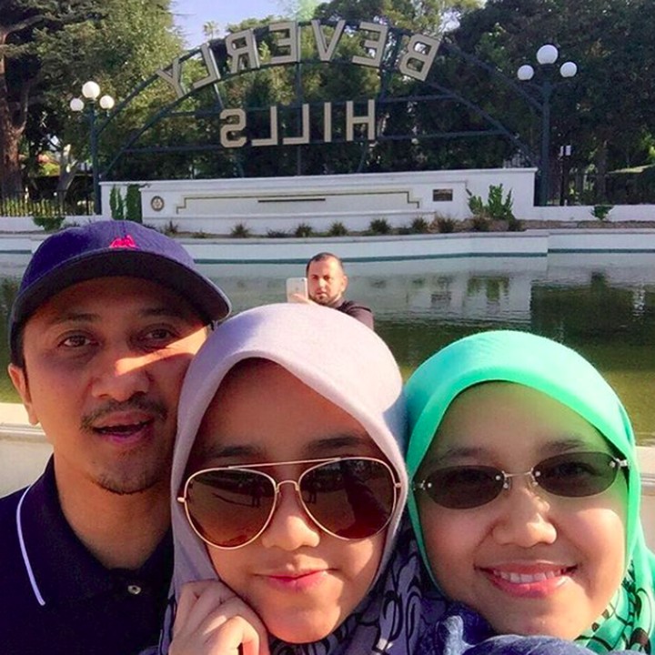 <p>Throwback saat Yusuf Mansur dan istri mengunjungi si sulung, Wirda ketika masih bersekolah di Amerika Serikat.</p>