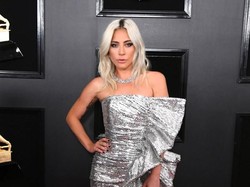 Cerita di Balik Viralnya Lady Gaga Berikan Jaket Buat Fans