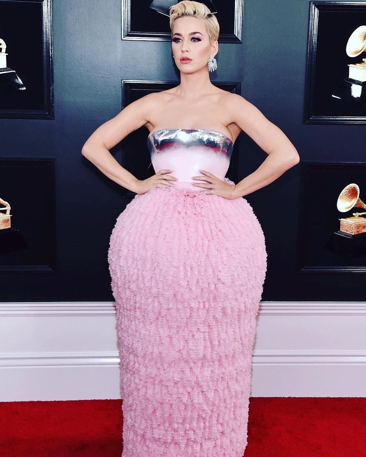 Jika ada seleb yang menggunakan guan terbaik&comma; ada pula seleb dengan gaun terburuk&period; Inilah deretan gaun terburuk Grammy Awards 2019 dilansir dari Cosmopolitan&period;