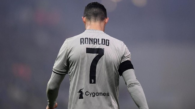 Bek veteran Juventus, Giorgio Chiellini mengaku banyak belajar dari Cristiano Ronaldo sejak bintang Portugal itu datang ke Bianconeri.